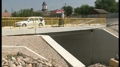 BĂTAIE DE JOC pe bani publici. Un pod în Dolj stă să se dărâme înainte de inaugurare VIDEO