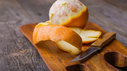 Cum să cureţi o portocală fără să te murdăreşti pe mâini. TUTORIAL VIDEO