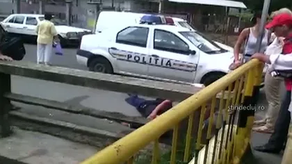 Bărbat căzut în stradă, ignorat de trei ambulanţe. Un trecător a filmat totul VIDEO