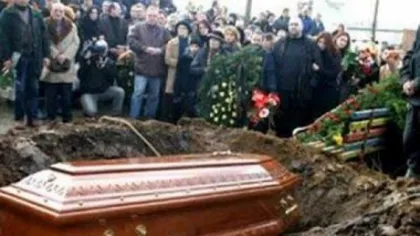 O tânără româncă a înviat la propria înmormântare. Primele cuvinte: 