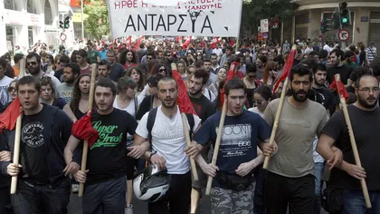 Grecii protestează iarăşi faţă de noile măsuri de austeritate