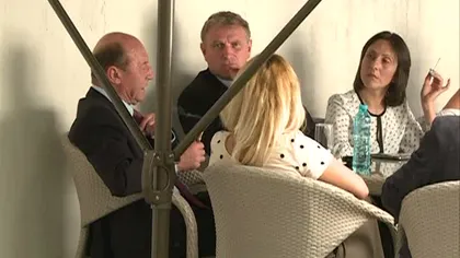 TRAIAN BĂSESCU, imagini inedite: La masă în curtea PMP, cu liderii partidului FOTO&VIDEO