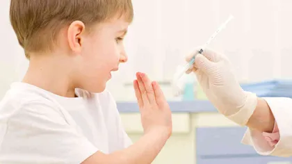 Medici: Părinţii care NU îşi vaccinează copiii ar trebui să plătească tratamentul în cazul îmbolnăvirii