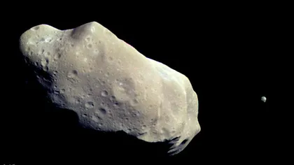 Un asteroid, care conţine platină în valoare de 5,4 trilioane de dolari, va trece duminică pe lângă Terra