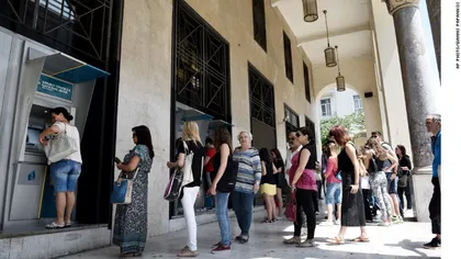 Grecia implementează măsurile cerute de creditori. Se redeschid băncile, însă TVA-ul aproape s-a DUBLAT VIDEO