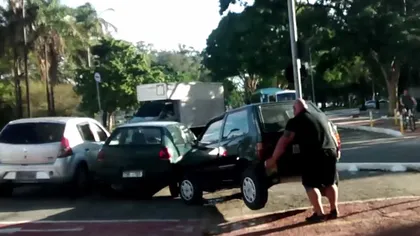 HULK BICICLISTUL. Un bărbat ridică cu mâinile goale o maşină care ocupa banda pentru ciclişti VIDEO