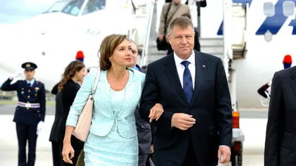 ESCALĂ pentru cuplul prezidenţial: Klaus Iohannis şi soţia, luaţi cu avionul de la Sibiu VIDEO