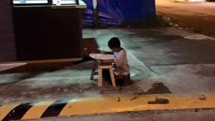 Adevărul trist din spatele fotografiei în care un copil îşi face temele la lumina din faţa unui FAST-FOOD FOTO
