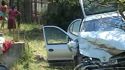 Accident în Argeş. O maşină în care se afla o familie cu doi copii a lovit un cap de pod -VIDEO