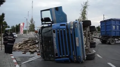 Accident în Botoşani: Un camion încărcat cu lemne s-a răsturnat pe şosea VIDEO
