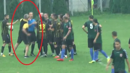 Scene incredibile pe terenul de fotbal. Un arbitru a fost snopit în bătaie la un meci din Cupa României VIDEO