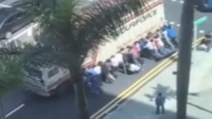 Operaţiune de salvare incredibilă: 30 de oameni ridică un autobuz să salveze un bărbat VIDEO