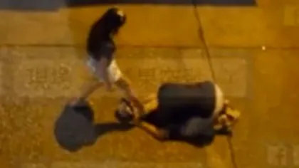 Bărbat umilit de IUBITĂ, în mijlocul străzii. Femeia l-a bătut până l-a uscat VIDEO