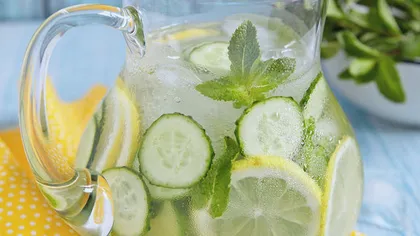 Cele mai bune 5 băuturi care te hidratează când este foarte cald afară