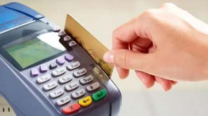 Nouă din zece români de la oraş au un card bancar şi efectuează plăţi de două ori pe săptămână