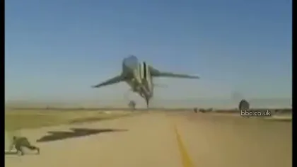 Cascadorie aviatică extrem de periculoasă, în Libia VIDEO