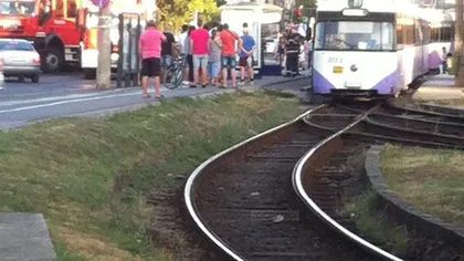 PANICĂ în TIMIŞOARA. Un tramvai a luat foc în staţie FOTO