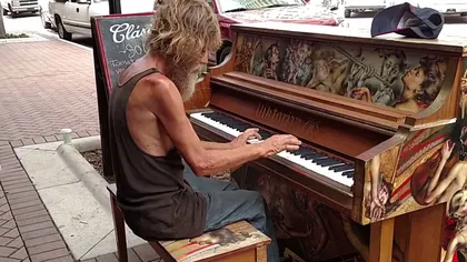 O poveste incredibilă! Omul străzii care cântă la pian, viral pe internet