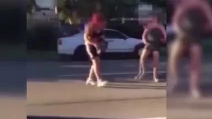 Două adolescente se ceartă pe o geantă, în plină stradă, până când una scoate o foarfecă VIDEO