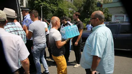 CANICULĂ în Bucureşti. Cristian Popescu Piedone a împărţit apă cetăţenilor din Sectorul 4 FOTO