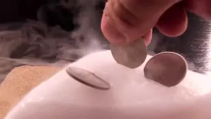 UIMITOR: Ce se întâmplă dacă pui o monedă pe un cub de gheaţă VIDEO