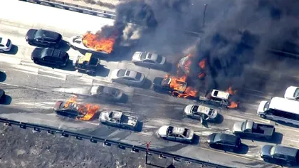 Incendiu devastator în California: A avariat zeci de vehicule şi a distrus cinci case