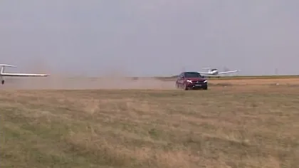 Întrecere neobişnuită între o maşină, două avioane şi un elicopter pe un câmp din Constanţa VIDEO