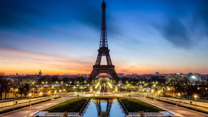 Cel mai CĂUTAT CUPLU de pe Internet. Cum au fost surprinşi doi tineri în Turnul Eiffel FOTO