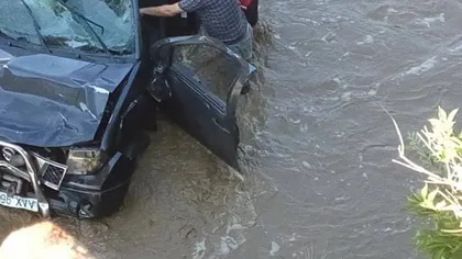 Accident spectaculos în Suceava. Un bărbat a plonjat cu maşina în râu VIDEO