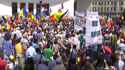 MITING ÎN CAPITALĂ. Peste 1.500 de oameni, la marşul pentru unirea României cu Moldova VIDEO