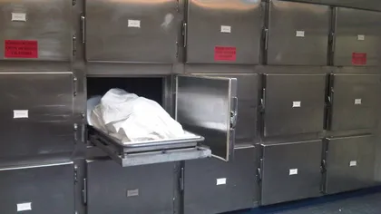 Imagini de groază. Un bărbat a fost lăsat să putrezească la morga din Oneşti VIDEO