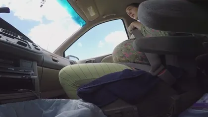 O femeie naşte singură într-o maşină blocată în trafic VIDEO