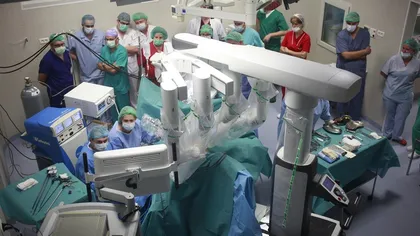 PREMIERĂ MEDICALĂ. Prima operaţie cu un robot chirurgical în Timişoara