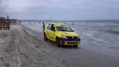 Bătaie de joc: Cu taxiul pe plajă, printre turişti. VIDEO