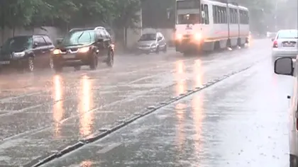 Ploi torenţiale, grindină, descărcări electrice şi inundaţii în Bucureşti şi în alte judeţe
