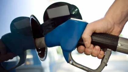 SCAD PREŢURILE la carburanţi: Preţul motorinei se apropie de 5 lei