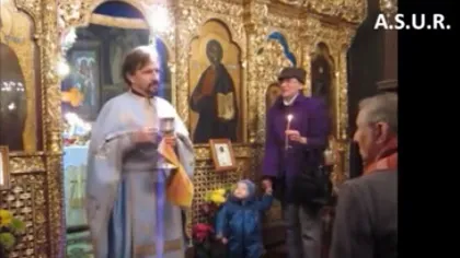 Reacţia halucinantă a unui preot când o enoriaşă cere ca nepotul să fie împărtăşit cu o linguriţă de acasă