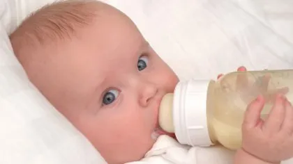 Mămici, atenţie ce-i daţi bebeluşului să mănânce! Medicii vorbesc despre OTRAVA din biberoane