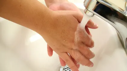 Tu te speli corect pe mâini? 5 greşeli frecvente care te pun în pericol
