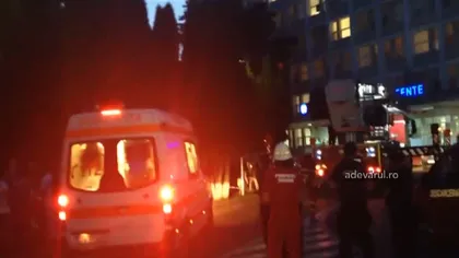 MOMENTE de GROAZĂ în Suceava. Un bărbat s-a urcat pe faţada spitalului şi a ameninţat că se sinucide VIDEO