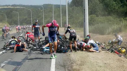 Căzătură de o violenţă rară în Turul Franţei. Peste 20 de ciclişti implicaţi, cursa a fost oprită VIDEO