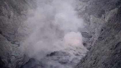 Erupţie vulcanică SPECTACULOASĂ în Indonezia. Batutara a trimis săgeţi de foc şi nori de cenuşă spre cer VIDEO
