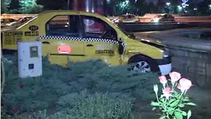 Accident provocat de o şoferiţă în Capitală. Un taximetrist a fost aruncat în zidul unei fântâni VIDEO