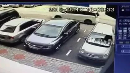 Şi-a parcat maşina în faţa unui mall şi a rămas fără ea în ZECE SECUNDE. Ce au arătat CAMERELE VIDEO