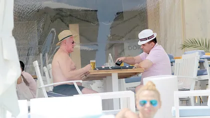 Dumitru Dragomir joacă table la plajă