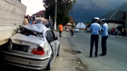 Un şmecheraş cu BMW a intrat cu maşina sub un camion din cauza vitezei. Trei oameni au fost răniţi