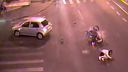 Bătaie în trafic, după ce un motociclist a fost lovit de un autoturism VIDEO
