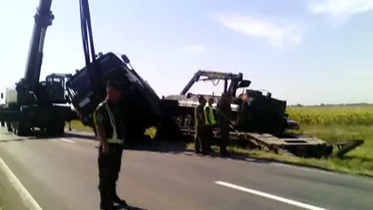 Un camion militar a ajuns în sanţ, după ce a lovit un jeep intrat într-o depăşire periculoasă