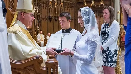 O virgină consacrată s-a CĂSĂTORIT cu IISUS HRISTOS. La nuntă au participat sute de persoane