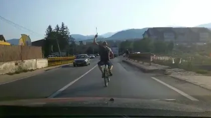 Biciclist KAMIKAZE pe DN 7, în Sibiu. S-a dat în spectacol şi a făcut semne obscene şoferilor VIDEO